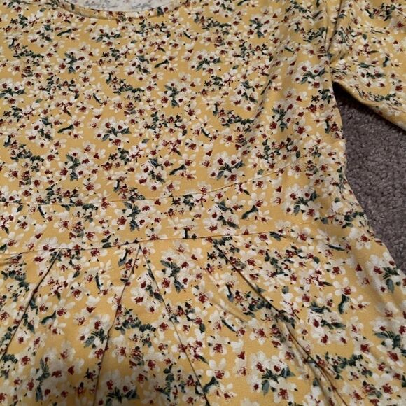 Maternity 3/4 sleeve pleated floral yellow blouse - Picture 5 of 7